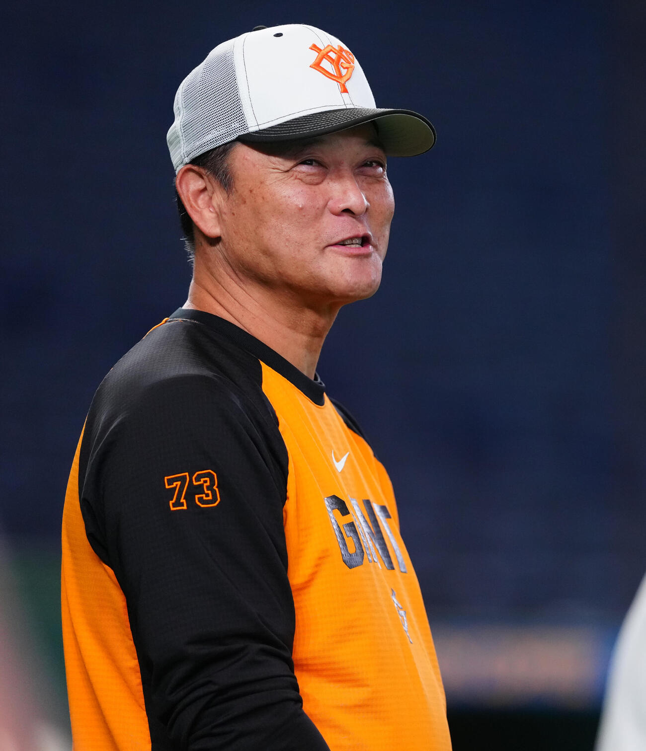 練習で笑顔の巨人橋上秀樹監督代行（撮影・鈴木みどり）
