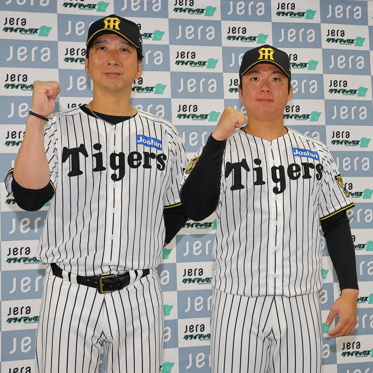 ガッツポーズをして健闘を誓う阪神藤川球児監督（左）と村上頌樹（撮影・上田博志）