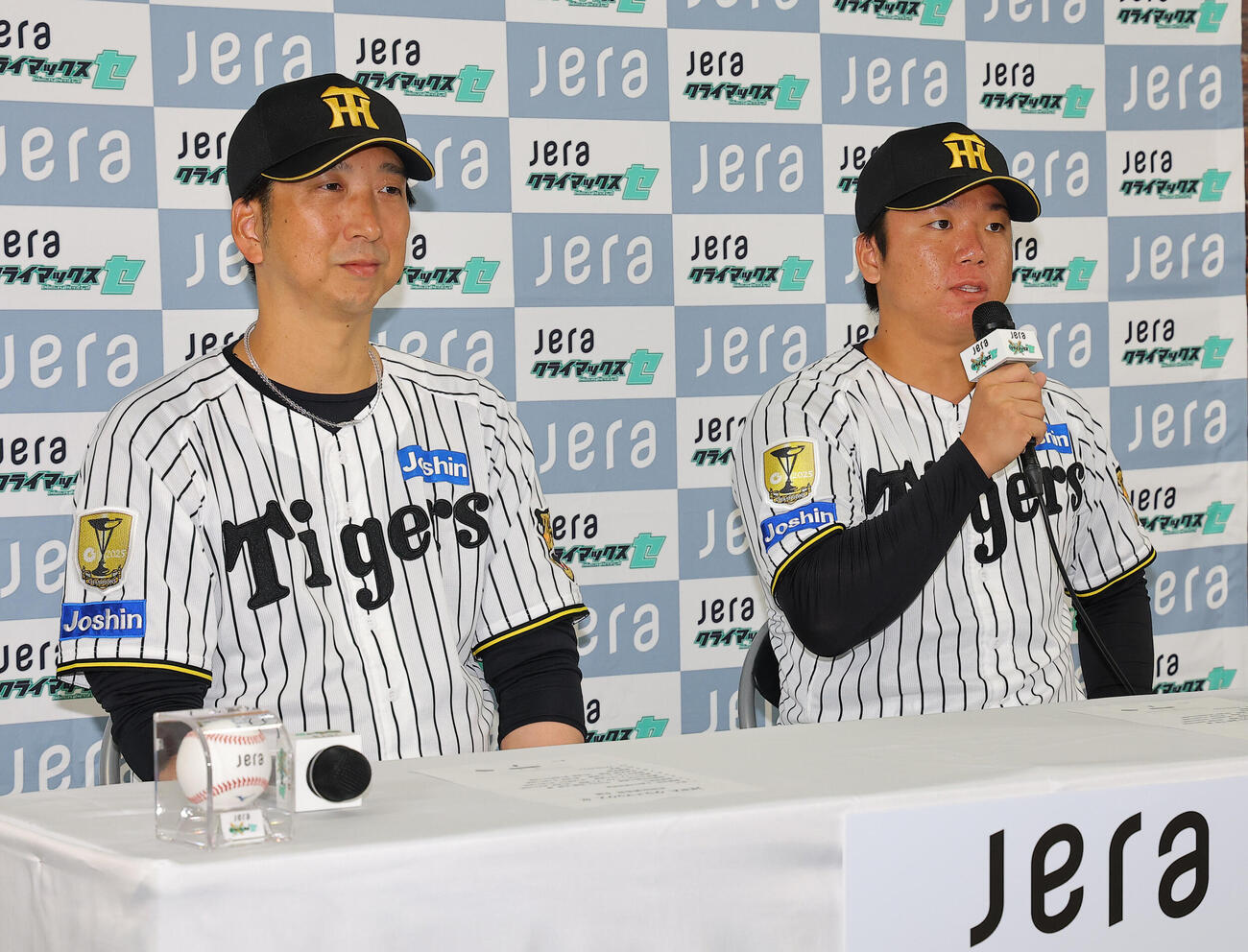クライマックスシリーズの意気込みを話す阪神村上頌樹（右）。左は藤川球児監督（撮影・上田博志）