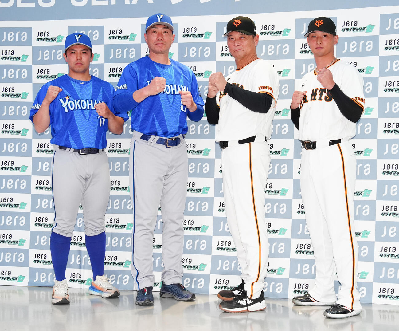 共同記者会見でフォトセッションに納まる、左からDeNA東克樹、相川亮二監督、巨人橋上秀樹監督代行、吉川尚輝（撮影・鈴木みどり）