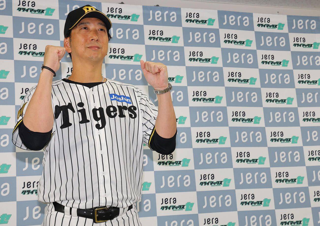 ガッツポーズをして健闘を誓う阪神藤川球児監督（撮影・上田博志）