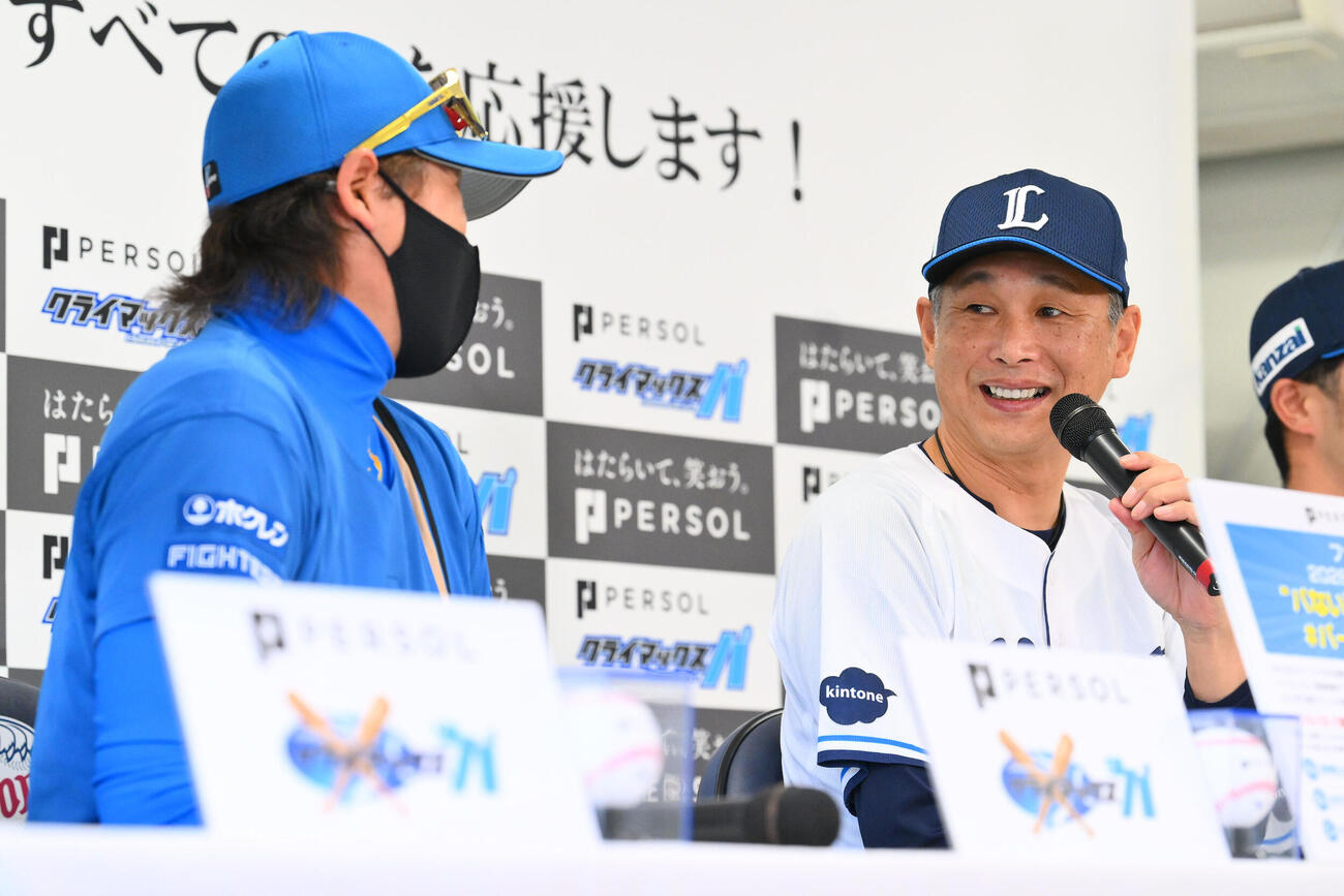 前日会見で西武西口文也監督（右）は日本ハム新庄剛志監督を見つめる（撮影・滝沢徹郎）