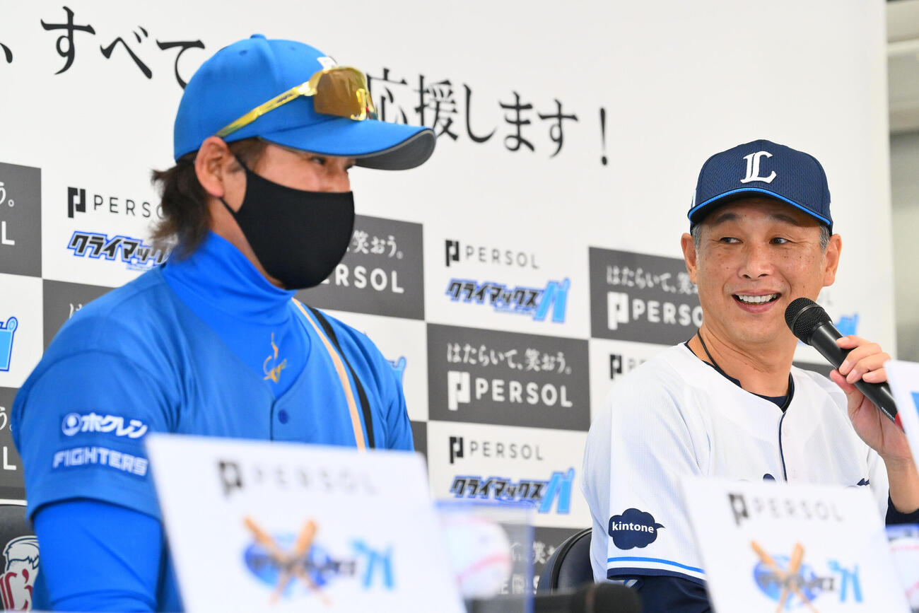 前日会見で西武西口文也監督（右）は日本ハム新庄剛志監督を見つめる（撮影・滝沢徹郎）