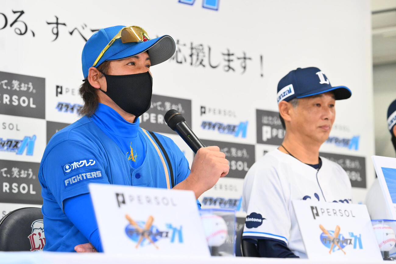 前日会見で話す日本ハム新庄剛志監督。右は西武西口文也監督（撮影・滝沢徹郎）