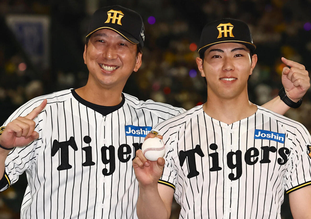 2026年7月12日、阪神対ヤクルト　プロ初勝利の阪神工藤泰成（右）は藤川球児監督の祝福に笑顔を見せる