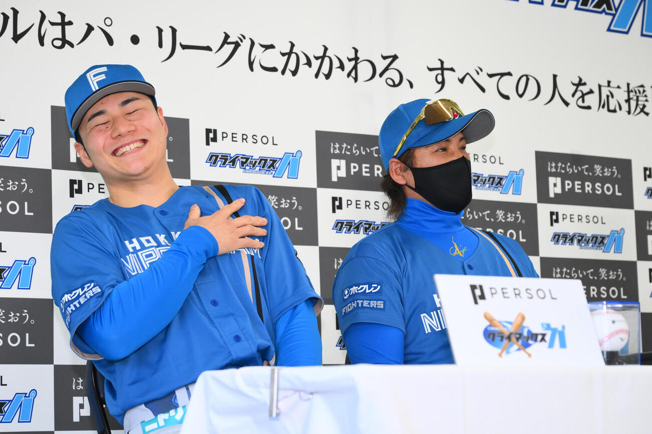 前日会見で日本ハム清宮幸太郎（左）は新庄剛志監督につっこまれる（撮影・滝沢徹郎）