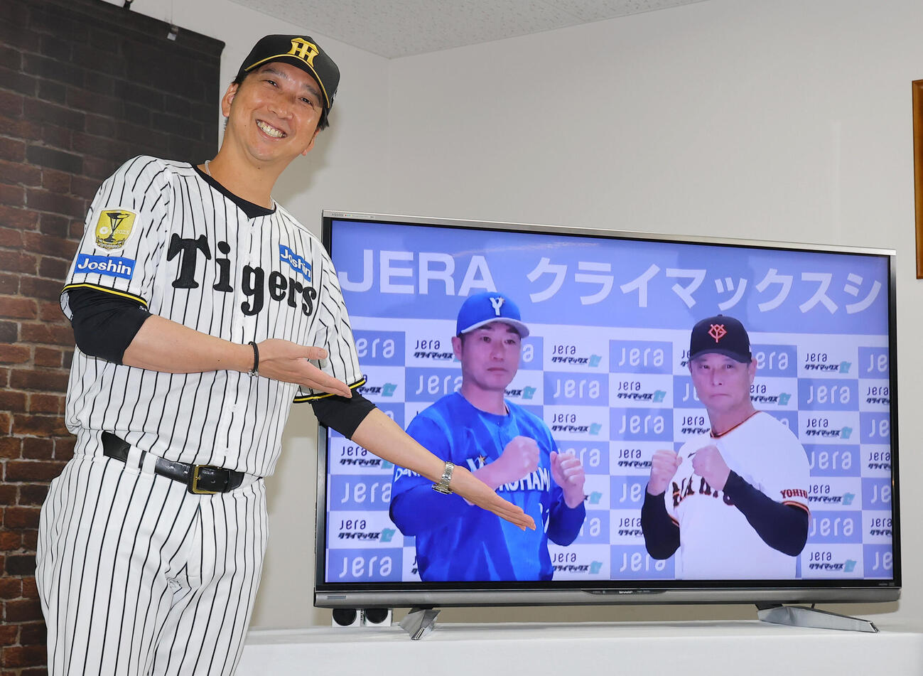 藤川球児監督（左）は東京ドームで会見するDeNA相川亮二監督（中央）巨人橋上秀樹監督代行と写真に収まる（撮影・上田博志）