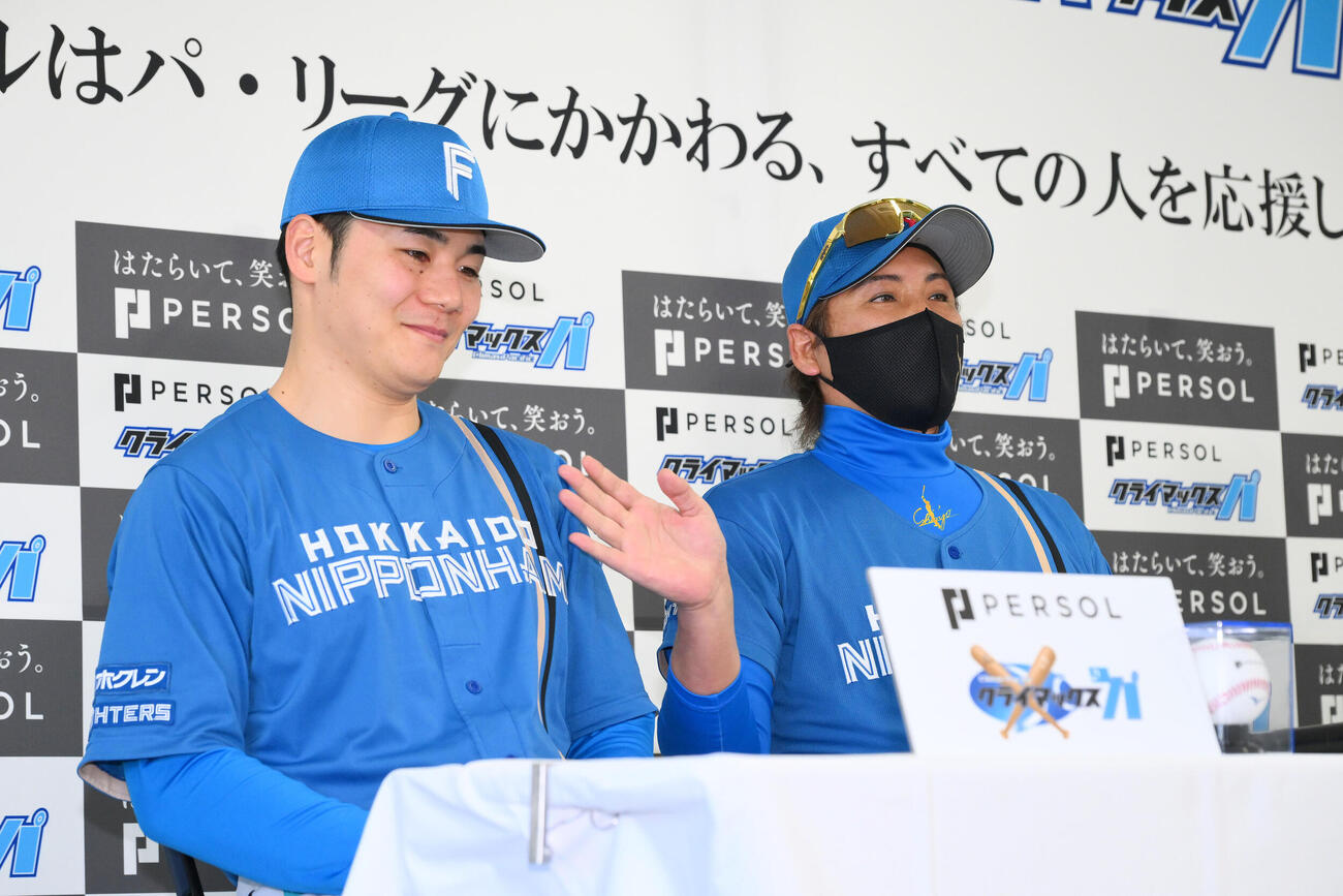 前日会見で日本ハム新庄剛志監督（右）は清宮幸太郎につっこむ（撮影・滝沢徹郎）