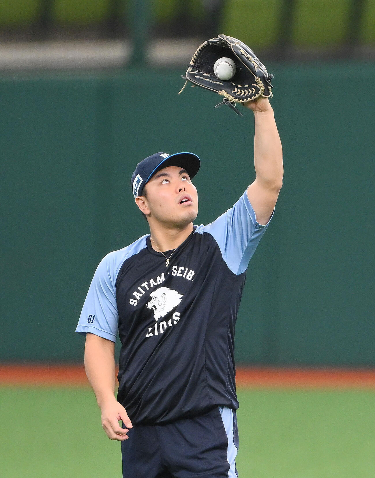 前日練習のキャッチボールで調整する西武平良拳太郎（撮影・滝沢徹郎）
