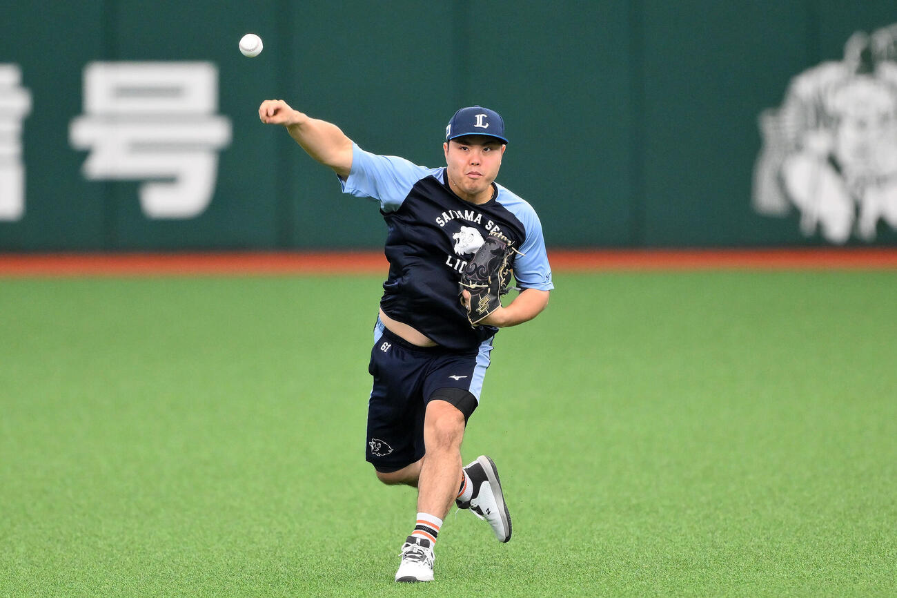前日練習で調整する西武平良海馬（撮影・滝沢徹郎）