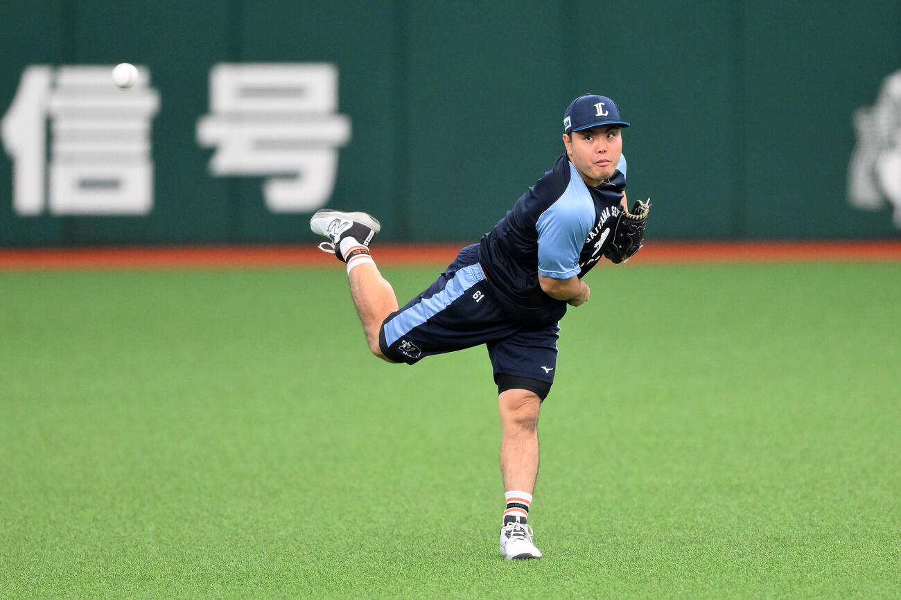 前日練習で調整する西武平良海馬（撮影・滝沢徹郎）