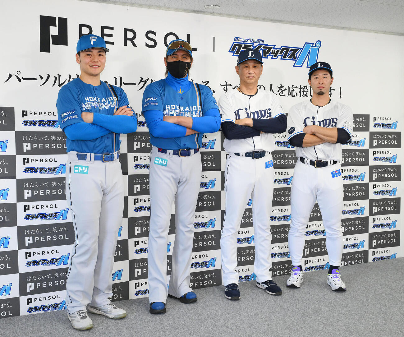 前日会見で記念撮影する、左から日本ハムの清宮幸太郎、新庄剛志監督、西武の西口文也監督、外崎修汰（撮影・滝沢徹郎）