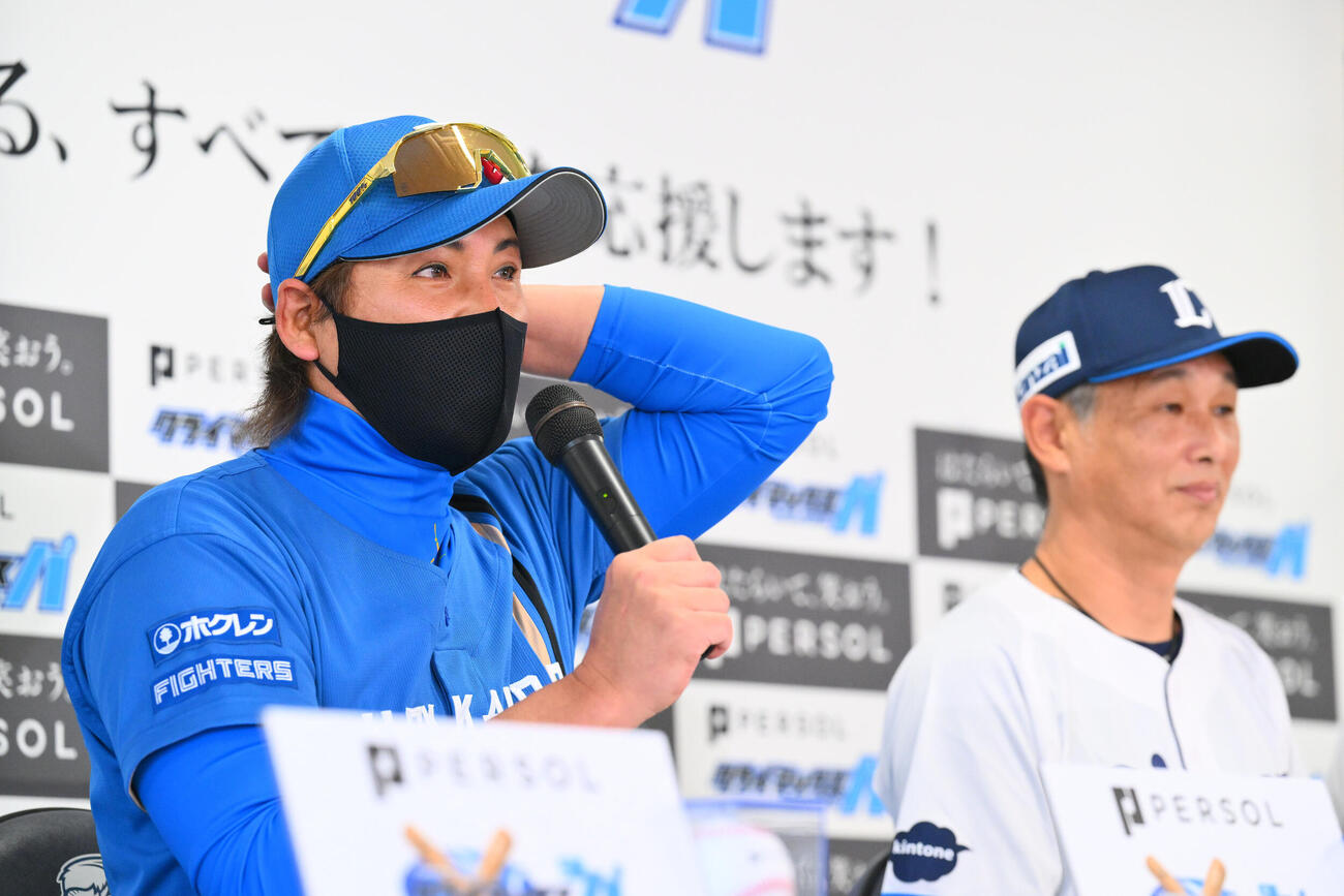 前日会見で話す日本ハム新庄剛志監督。右は西武西口文也監督（撮影・滝沢徹郎）