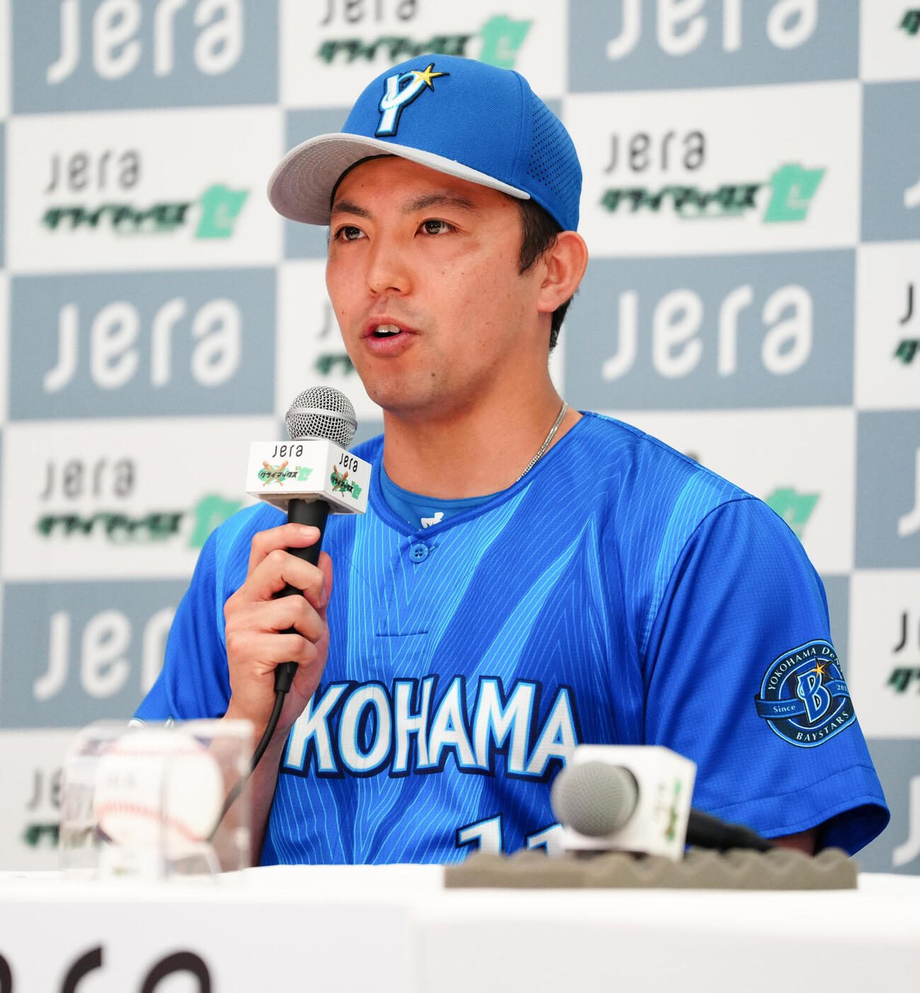 共同記者会見に臨むDeNA東克樹（撮影・鈴木みどり）