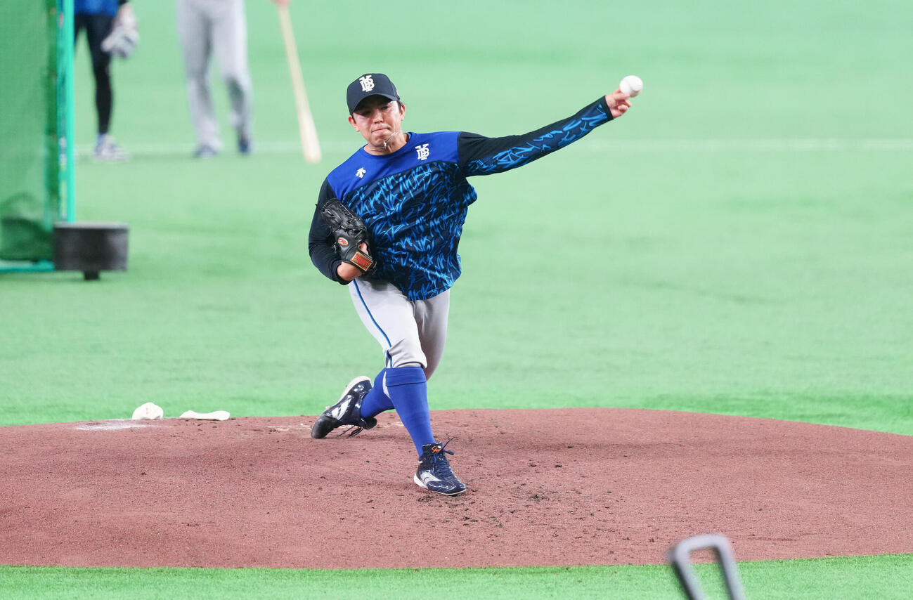 マウンドで投球練習するDeNA東克樹（撮影・鈴木みどり）
