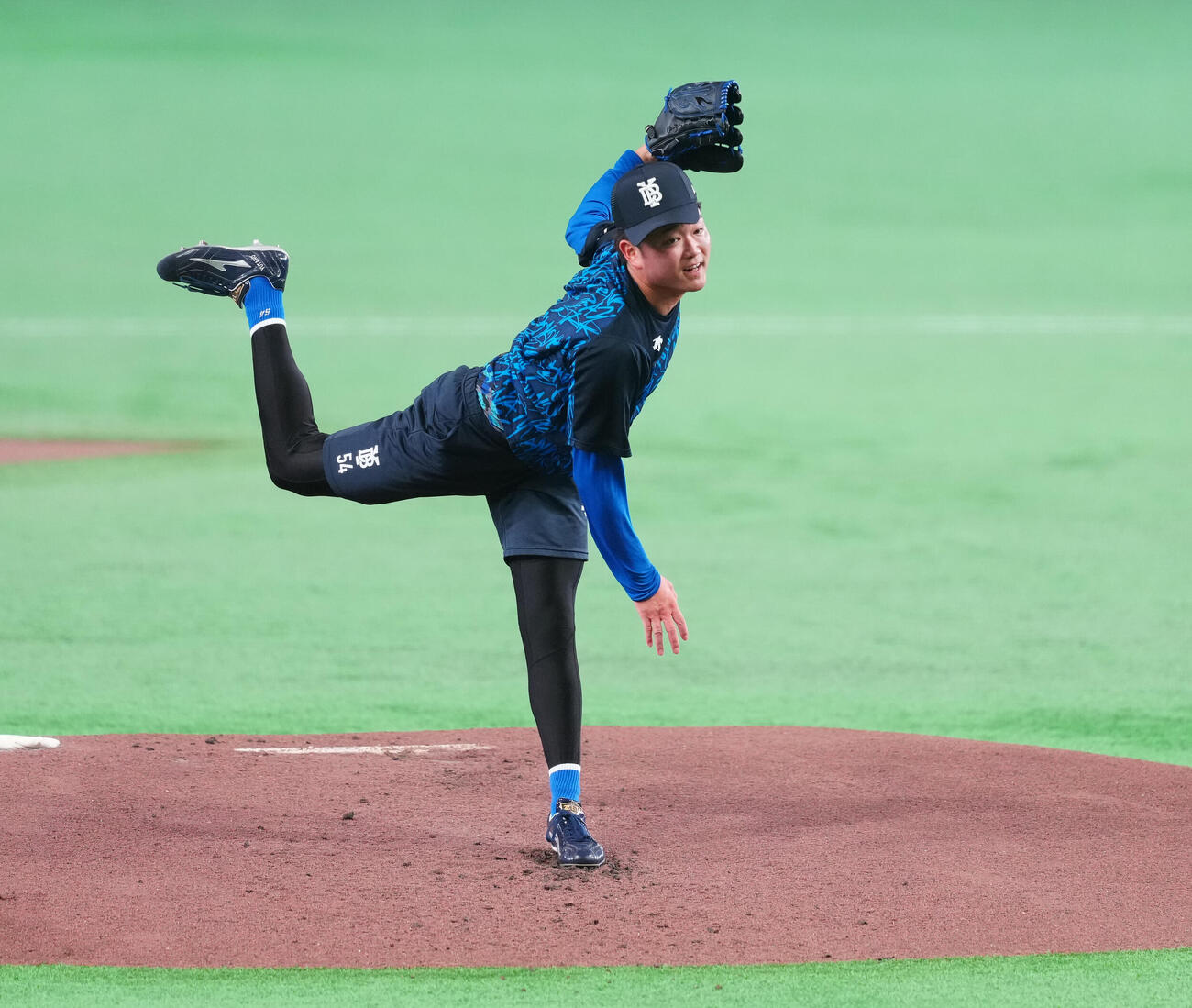 マウンドで投球練習するDeNA石田裕太郎（撮影・鈴木みどり）