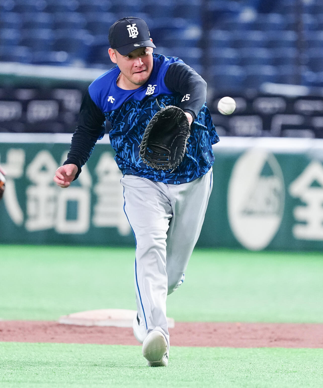 ノックを受けるDeNA筒香嘉智（撮影・鈴木みどり）