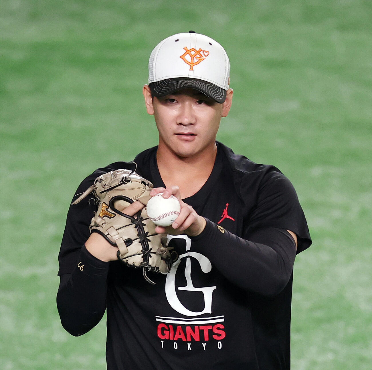 キャッチボールする巨人井上温大（撮影・宮地輝）
