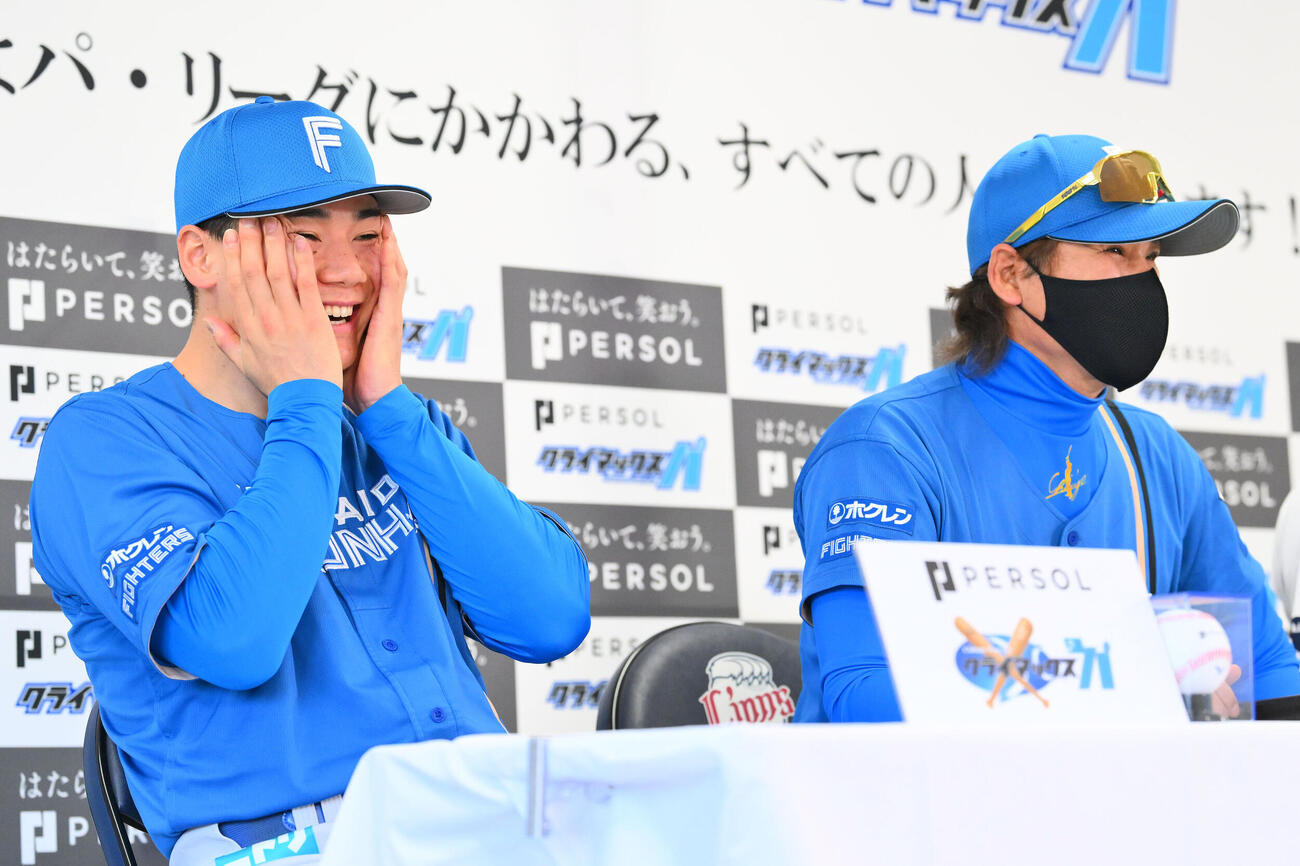 前日会見で日本ハム清宮幸太郎（左）は新庄剛志監督のコメントに顔をおさえる（撮影・滝沢徹郎）