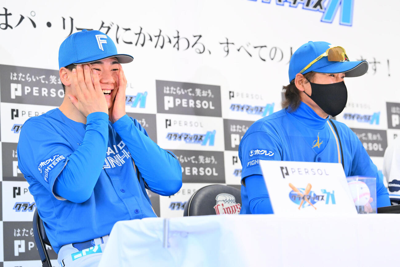 前日会見で日本ハム清宮幸太郎（左）は新庄剛志監督のコメントに顔をおさえる（撮影・滝沢徹郎）