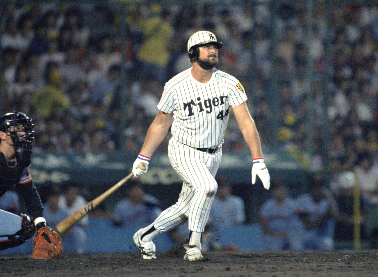 2025年7月、阪神・佐藤（右）と記念写真に納まるランディ・バースさん＝甲子園（本人提供）(共同)