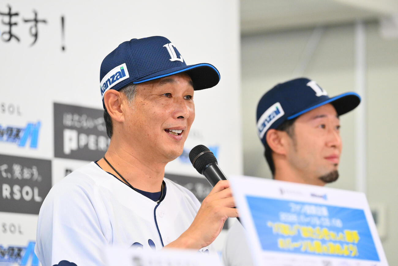 前日会見で話す西武西口文也監督（左）と外崎修汰（撮影・滝沢徹郎）
