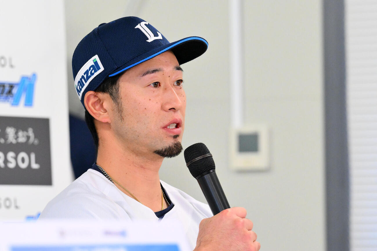前日会見で話す西武外崎修汰（撮影・滝沢徹郎）
