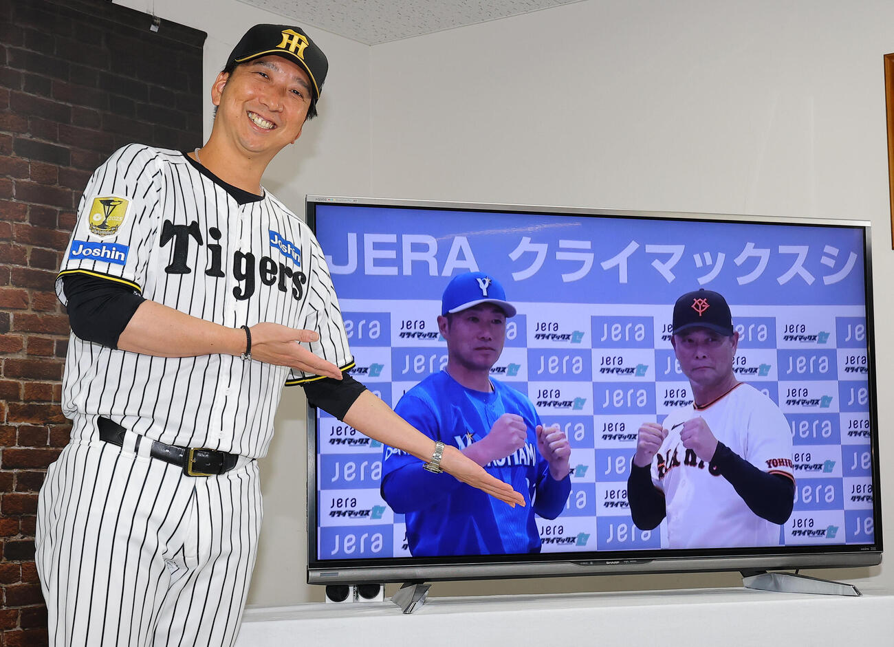 藤川球児監督（左）は東京ドームで会見するDeNA相川亮二監督（中央）巨人橋上秀樹監督代行と写真に納まる（撮影・上田博志）