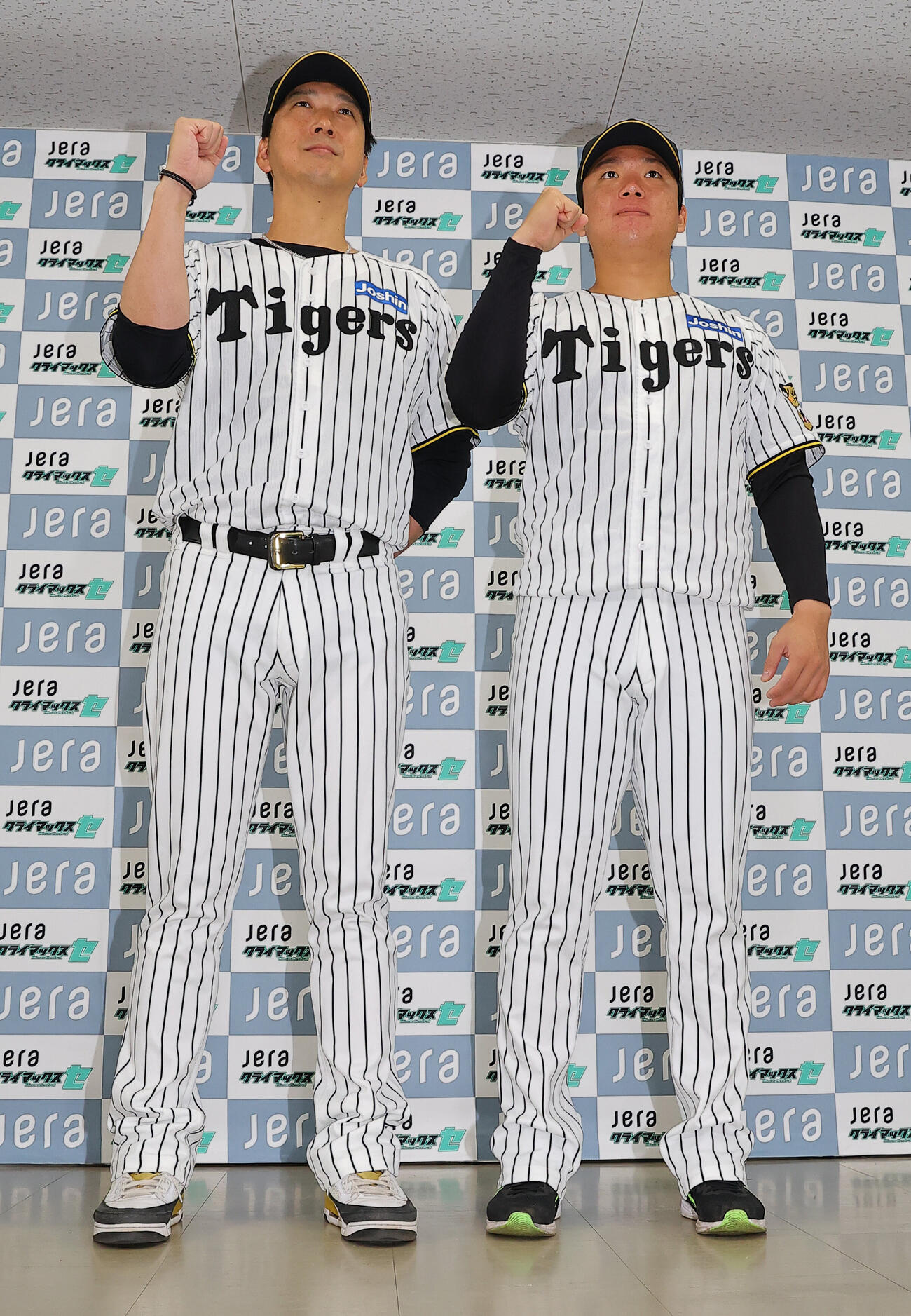 ガッツポーズをして健闘を誓う阪神藤川球児監督（左）と村上頌樹（撮影・上田博志）