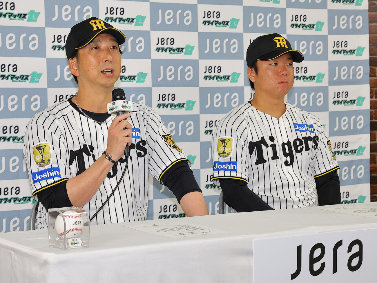 クライマックスシリーズの意気込みを話す阪神藤川球児監督（左）。右は村上頌樹（撮影・上田博志）