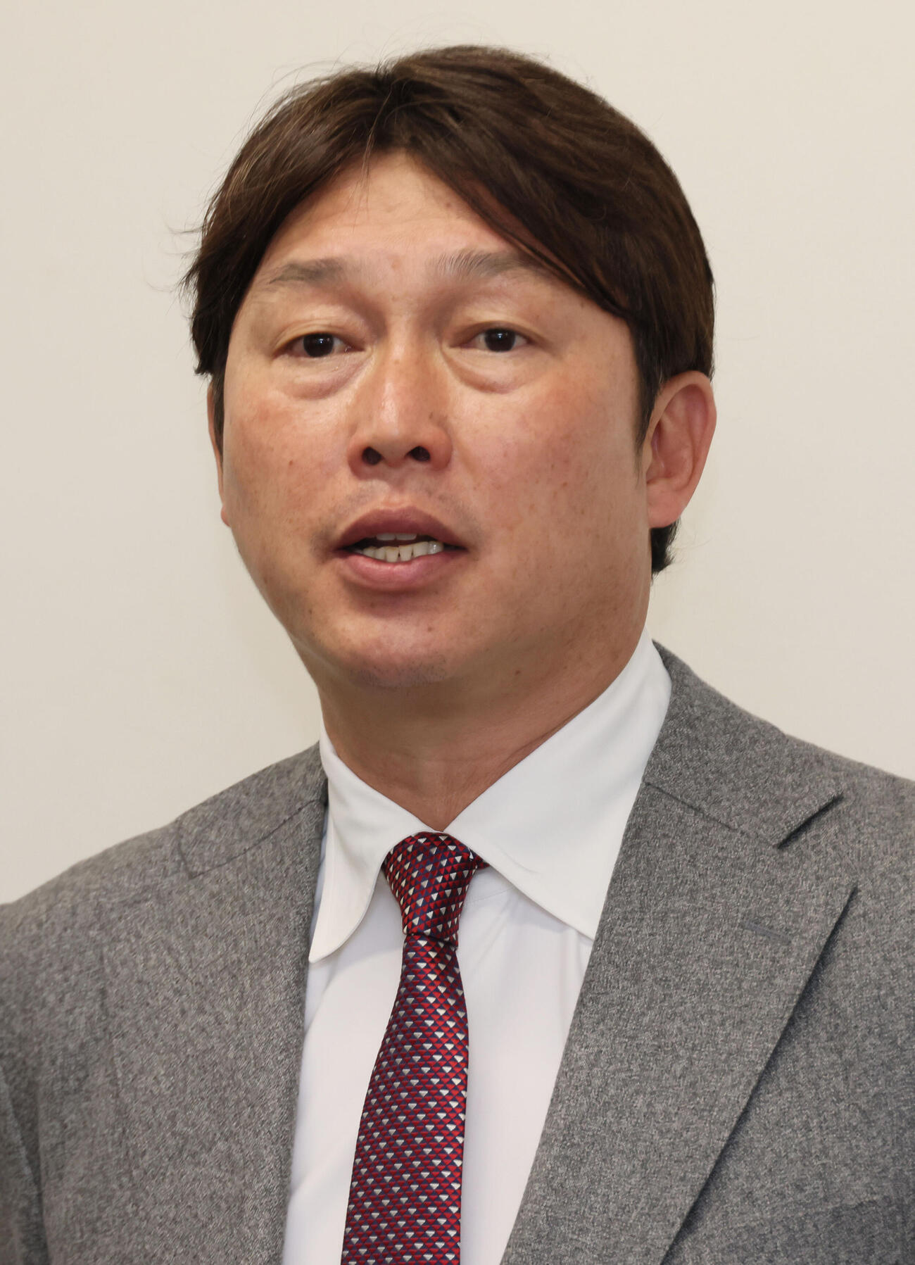 オーナー報告を終え、囲み取材に応じる広島新井貴浩監督（撮影・加藤孝規）