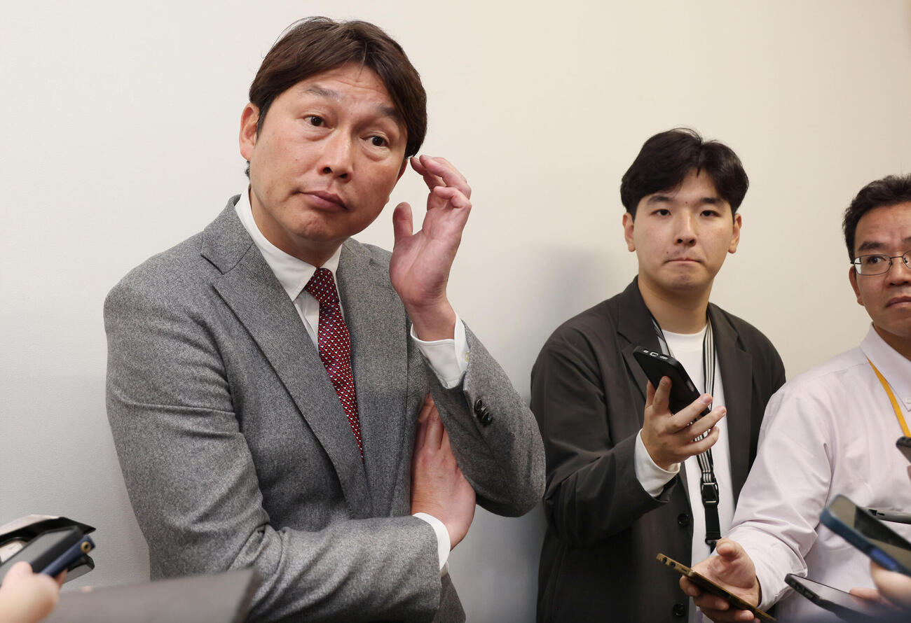 オーナー報告を終え、囲み取材に応じる広島新井貴浩監督（撮影・加藤孝規）