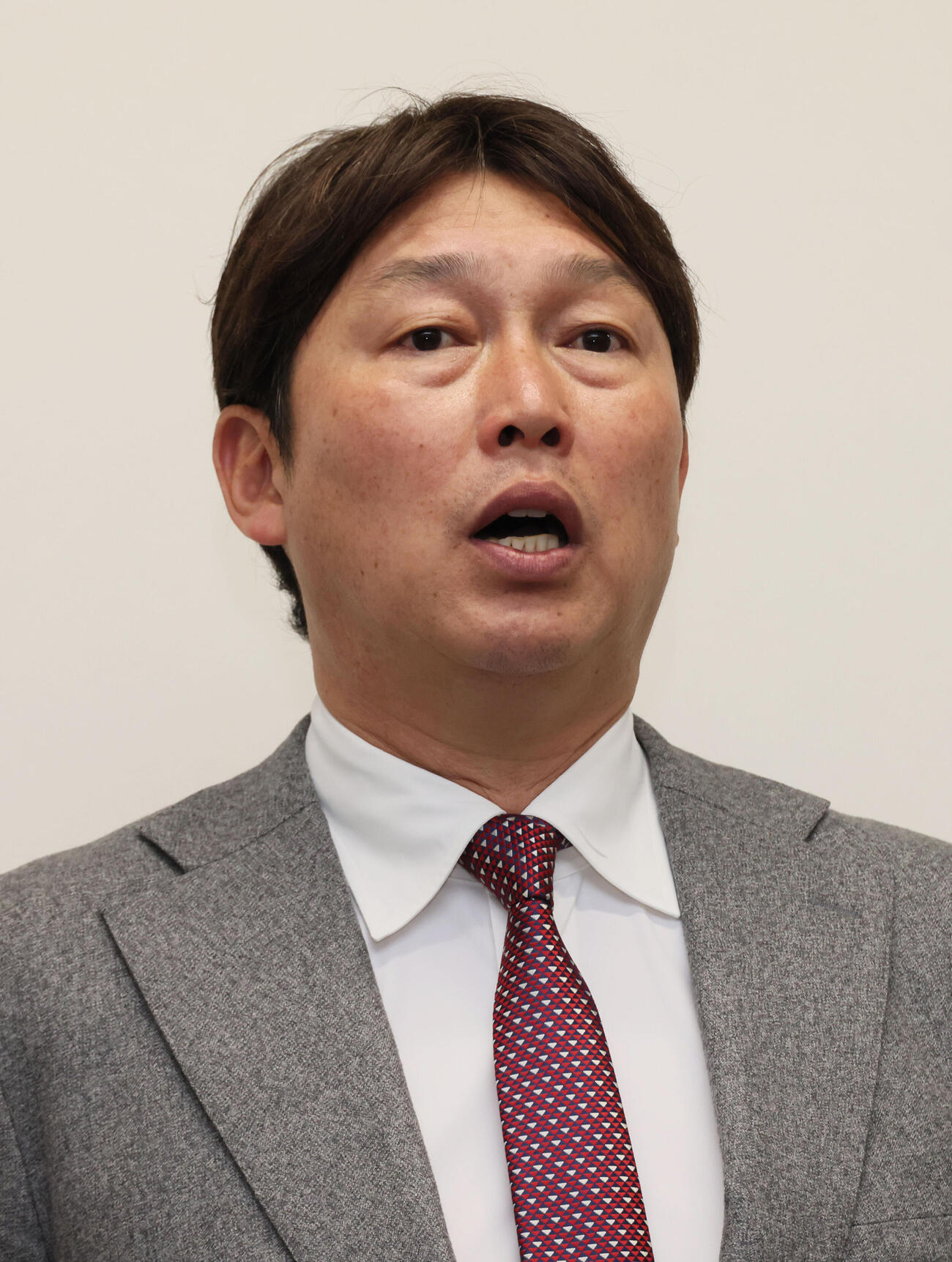 オーナー報告を終え、囲み取材に応じる広島新井貴浩監督（撮影・加藤孝規）