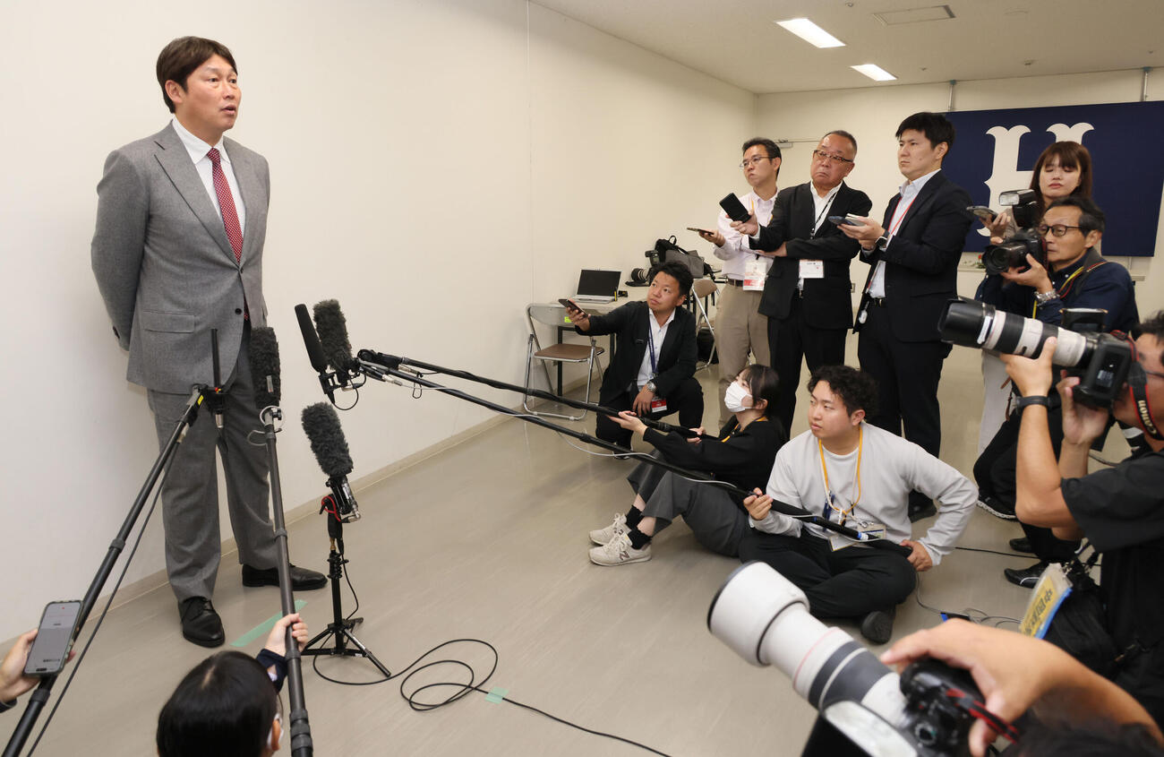オーナー報告を終え、囲み取材に応じる広島新井貴浩監督（撮影・加藤孝規）