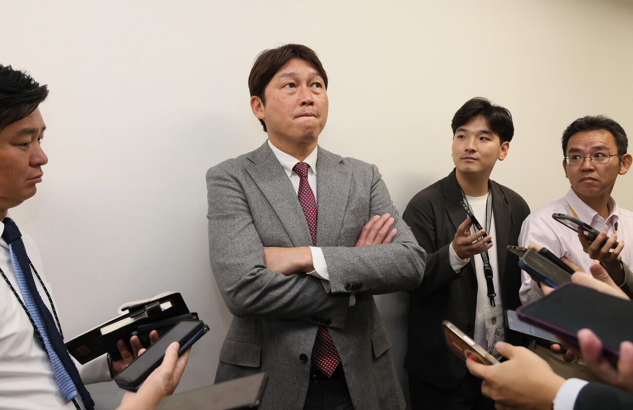 オーナー報告を終え、囲み取材に応じる広島新井貴浩監督（撮影・加藤孝規）