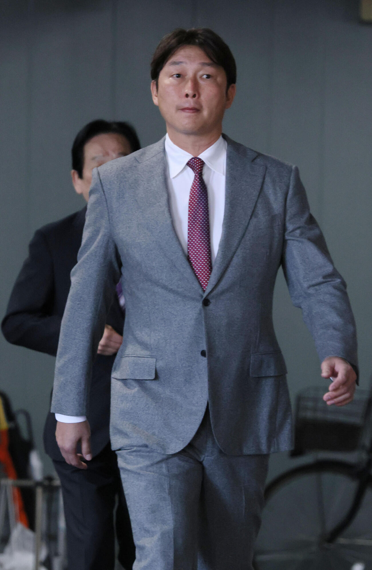 オーナー報告に向かう広島新井貴浩監督（（撮影・加藤孝規）