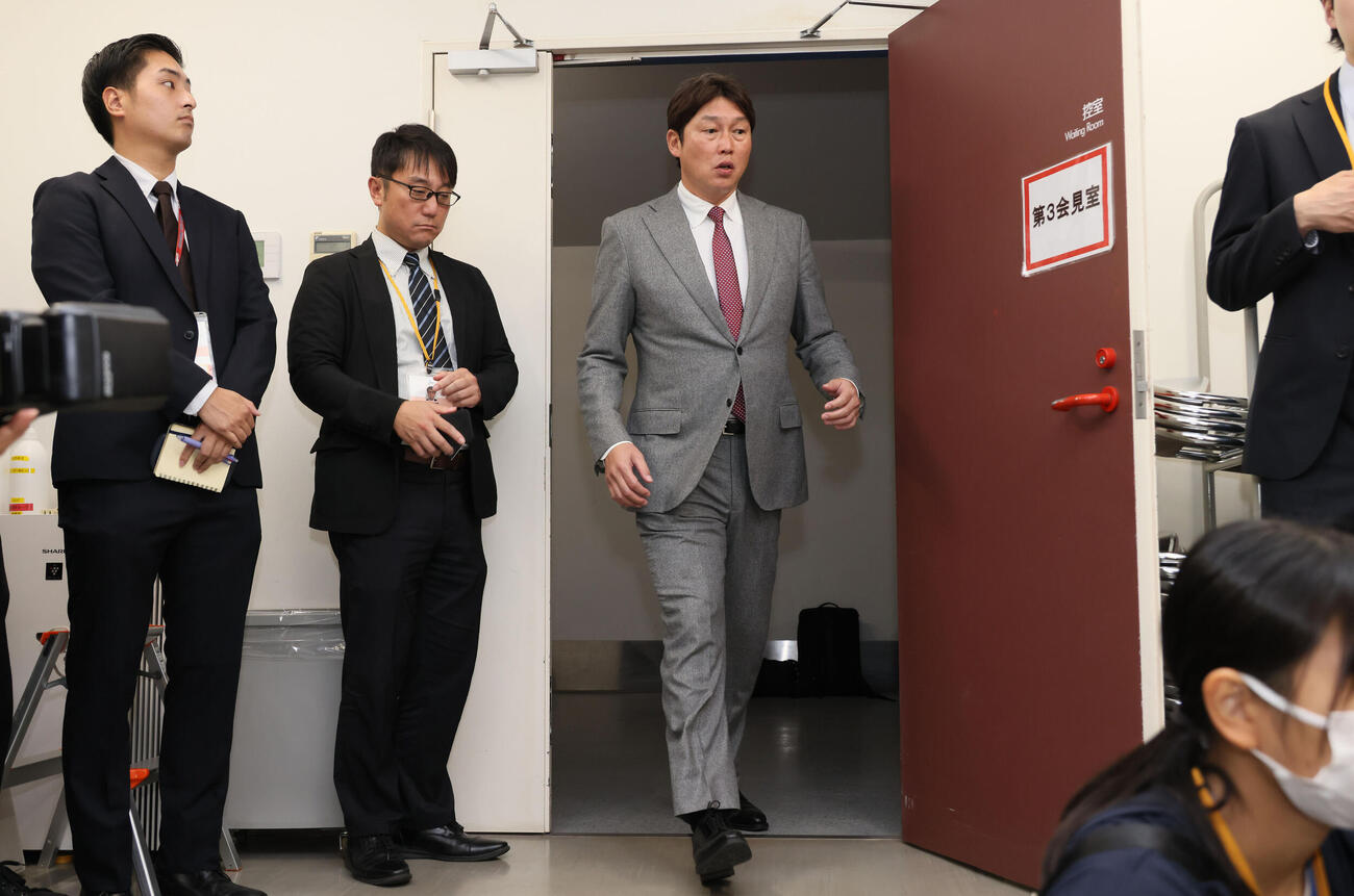 オーナー報告を終え、囲み取材に応じる広島新井貴浩監督（撮影・加藤孝規）