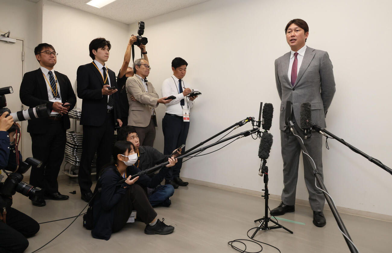 オーナー報告を終え、囲み取材に応じる広島新井貴浩監督（撮影・加藤孝規）