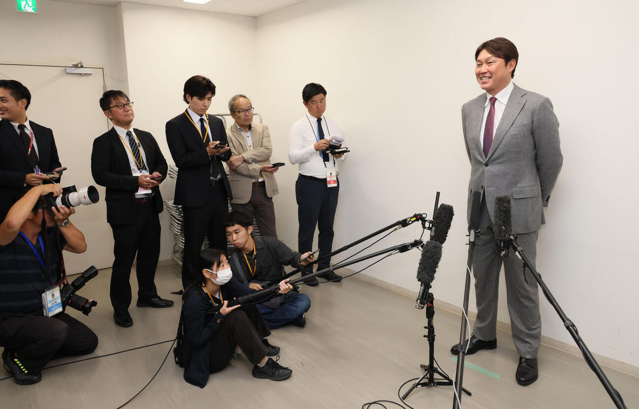 オーナー報告を終え、囲み取材に応じる広島新井貴浩監督（撮影・加藤孝規）