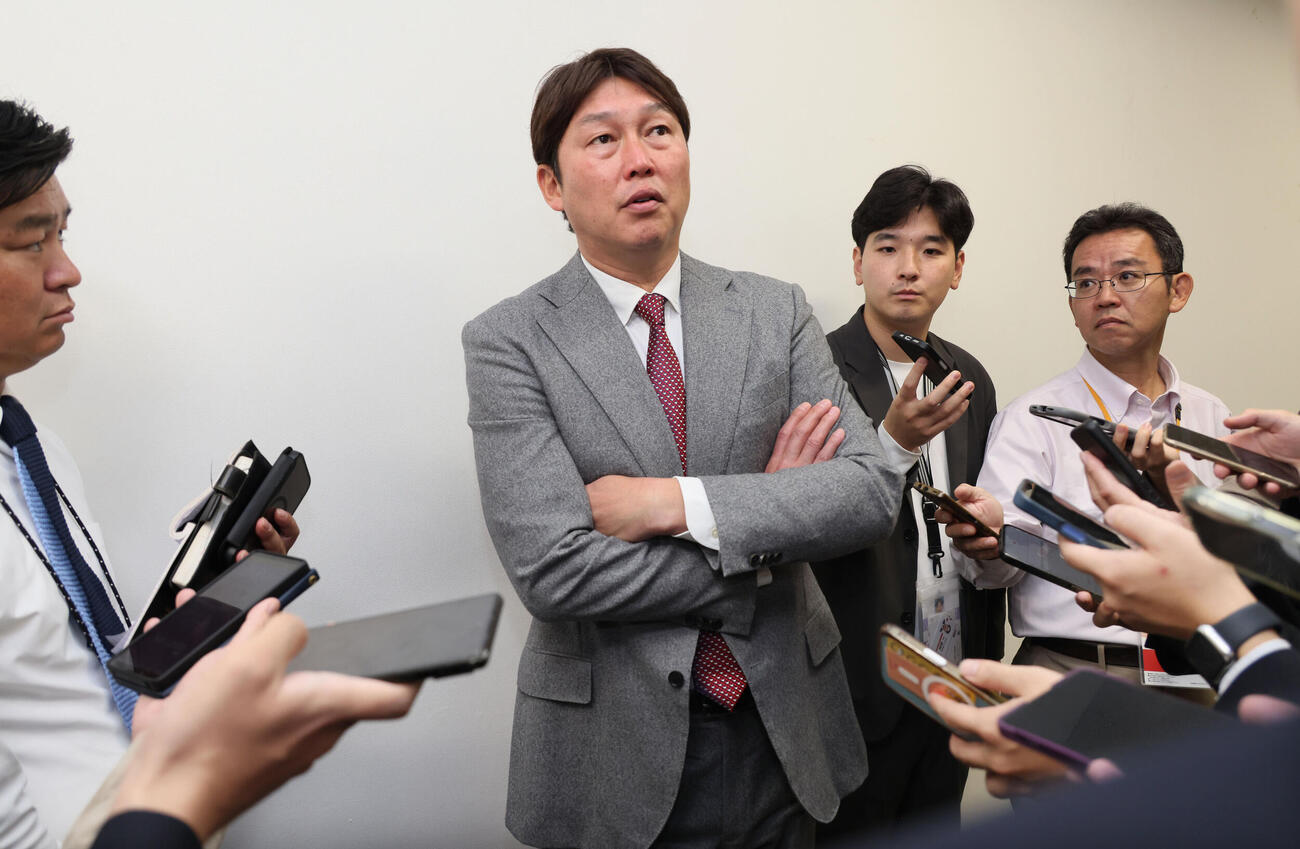 オーナー報告を終え、囲み取材に応じる広島新井貴浩監督（撮影・加藤孝規）
