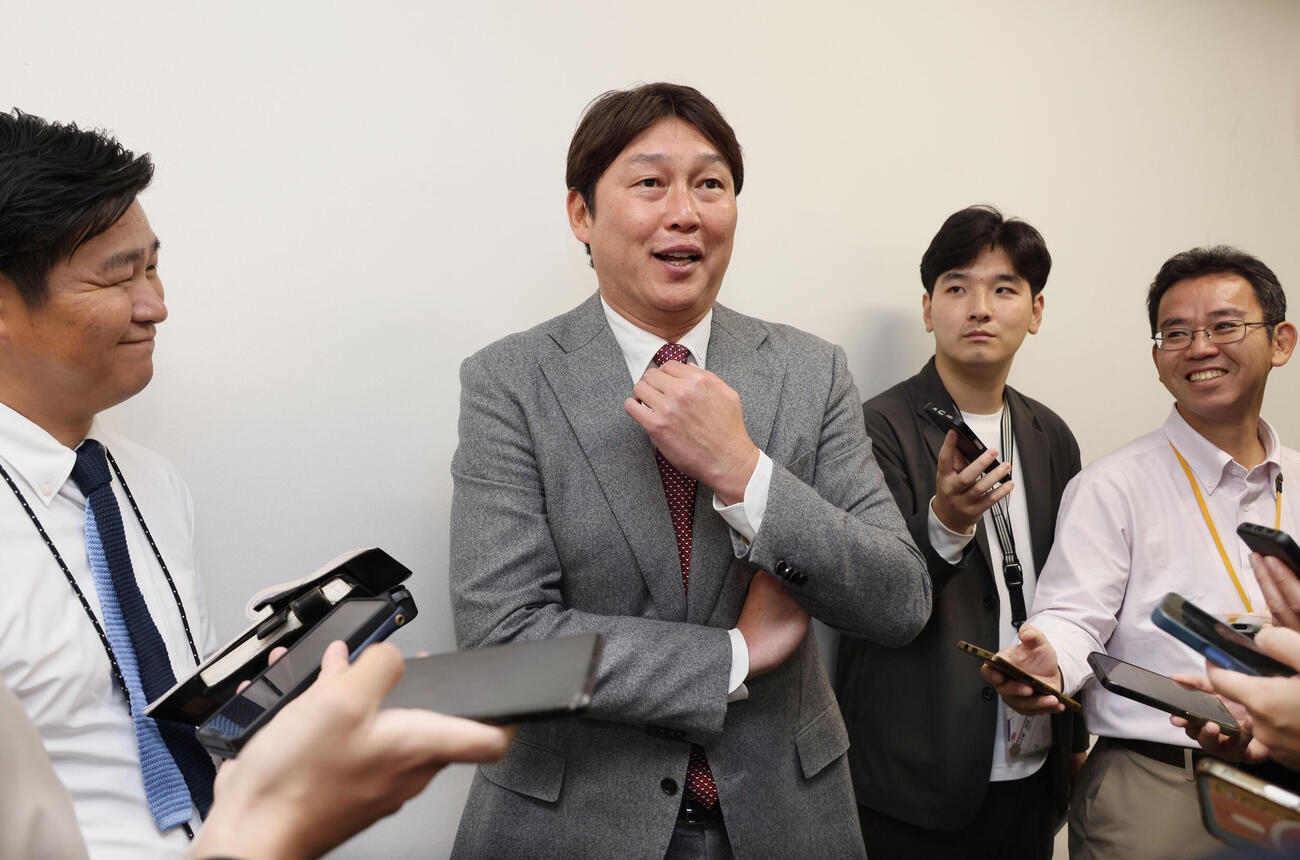 オーナー報告を終え、囲み取材に応じる広島新井貴浩監督（撮影・加藤孝規）