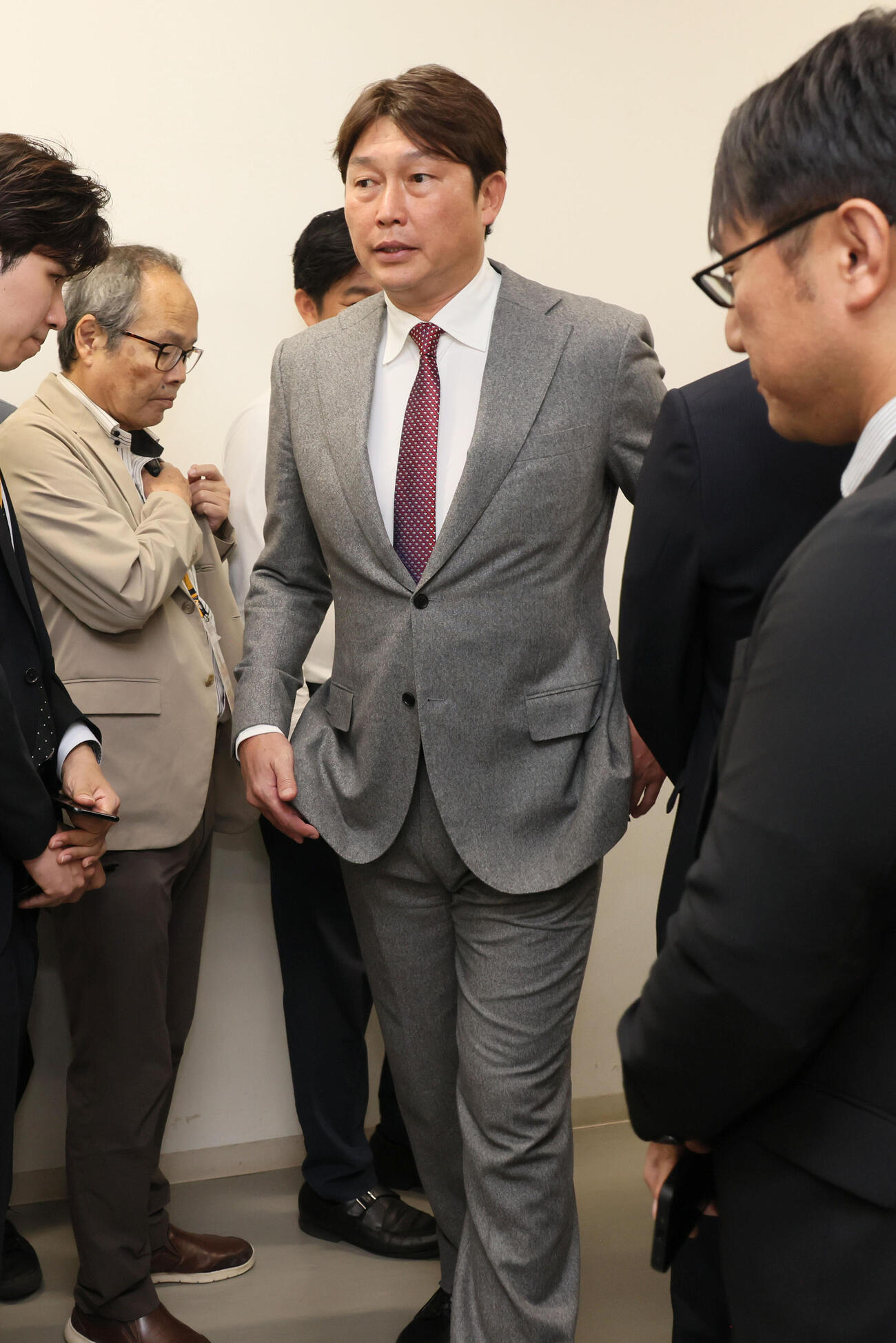 オーナー報告を終え、囲み取材に応じる広島新井貴浩監督（撮影・加藤孝規）
