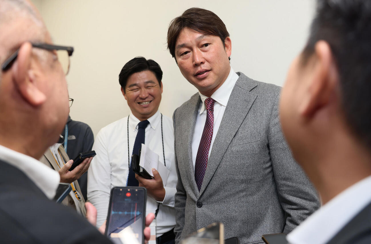 オーナー報告を終え、囲み取材に応じる広島新井貴浩監督（撮影・加藤孝規）