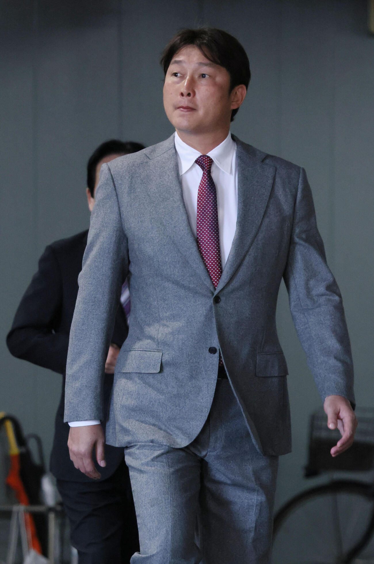 オーナー報告に向かう広島新井貴浩監督（（撮影・加藤孝規）