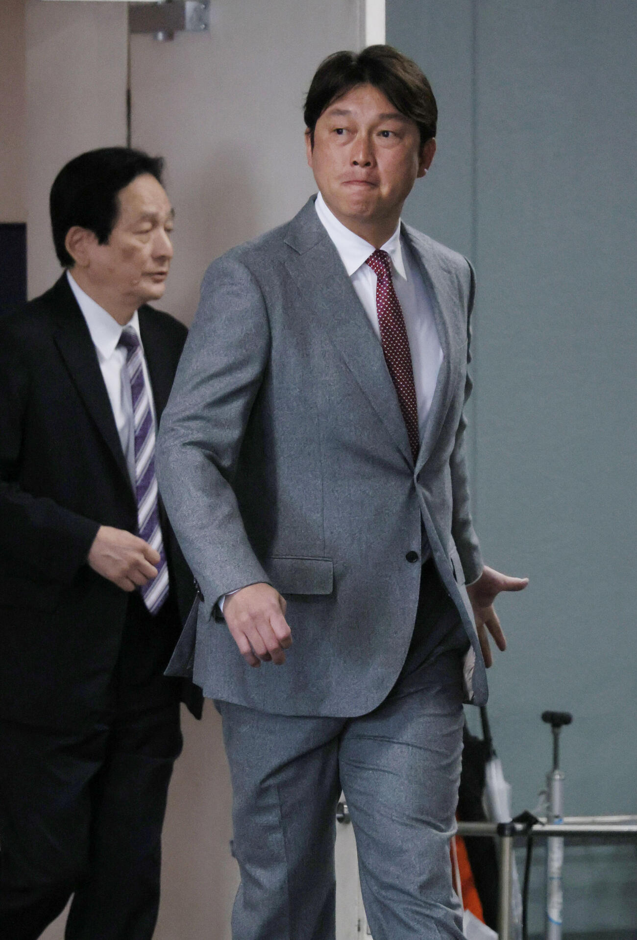 オーナー報告に向かう広島新井貴浩監督。左は鈴木清明球団本部長（（撮影・加藤孝規）