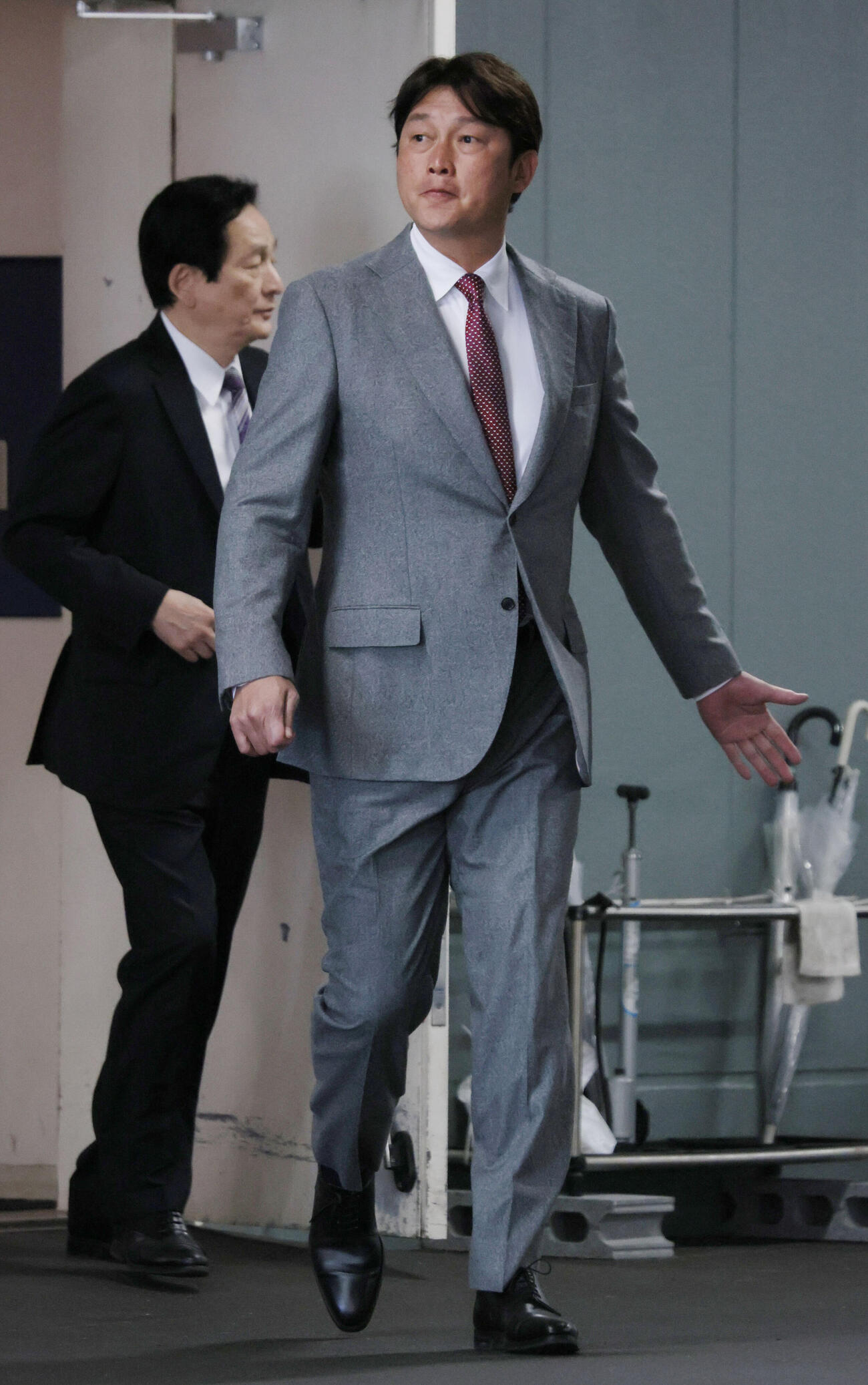 オーナー報告に向かう広島新井貴浩監督。左は鈴木清明球団本部長（（撮影・加藤孝規）
