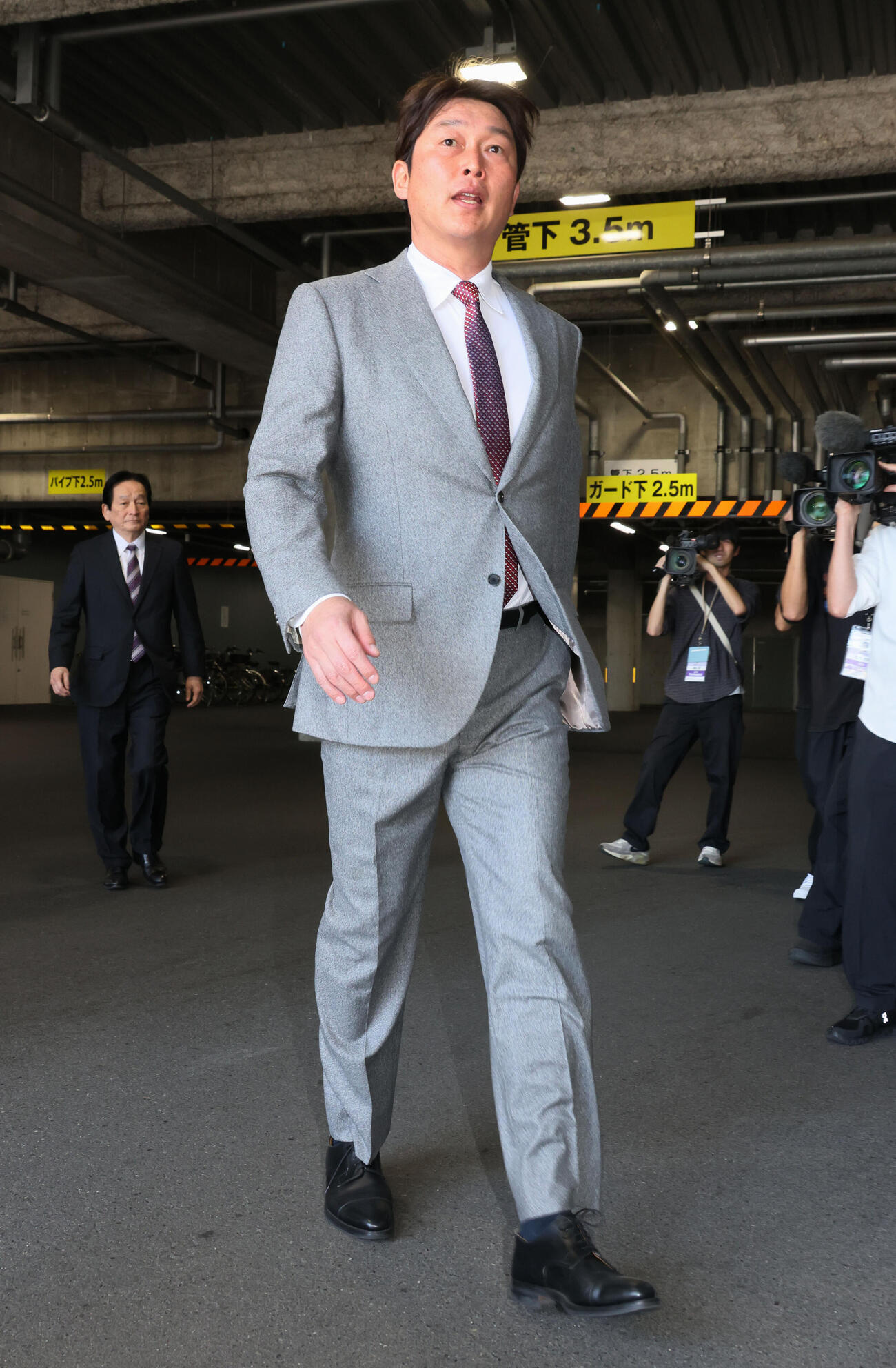 オーナー報告に向かう広島新井貴浩監督。左は鈴木清明球団本部長（（撮影・加藤孝規）