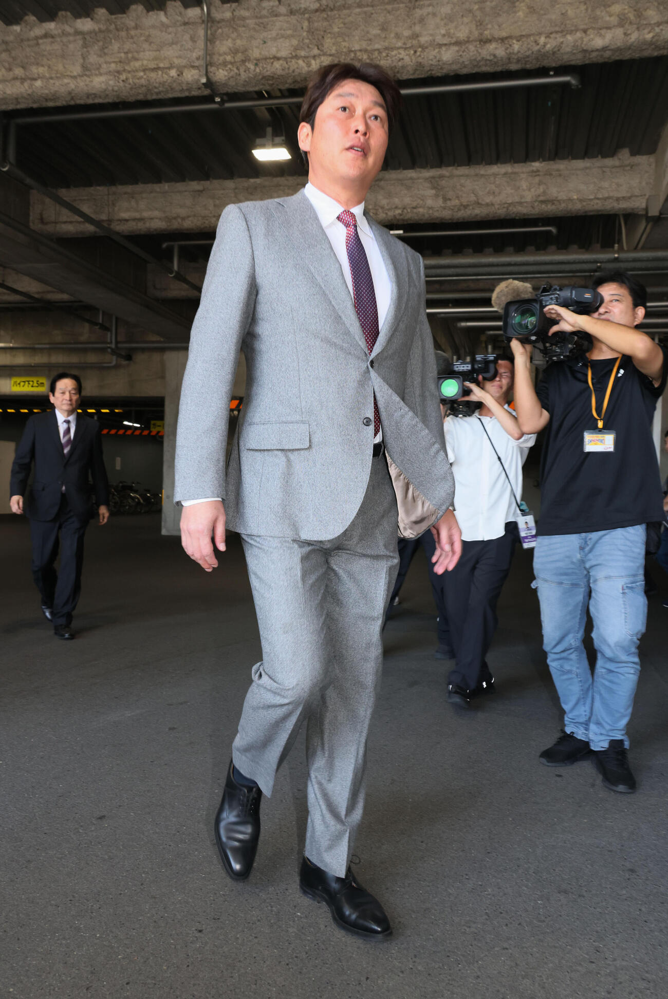 オーナー報告に向かう広島新井貴浩監督。左は鈴木清明球団本部長（（撮影・加藤孝規）