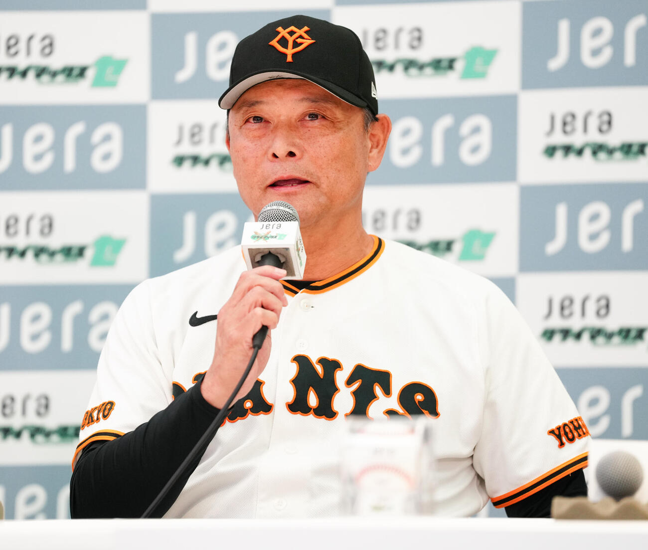 共同記者会見に臨む巨人橋上秀樹監督代行（撮影・鈴木みどり）