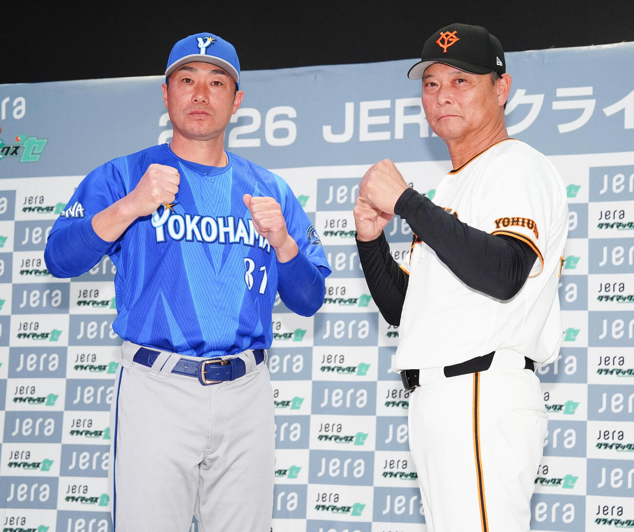 共同記者会見でフォトセッションに納まるDeNA相川亮二監督（左）と巨人橋上秀樹監督代行（撮影・鈴木みどり）
